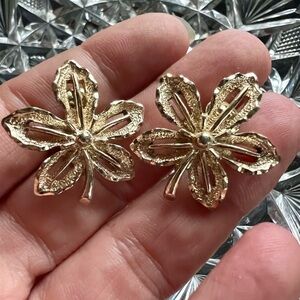 Vintage MCM Sarah Coventry Gold Tone Floral Leaf Clip On Earrings